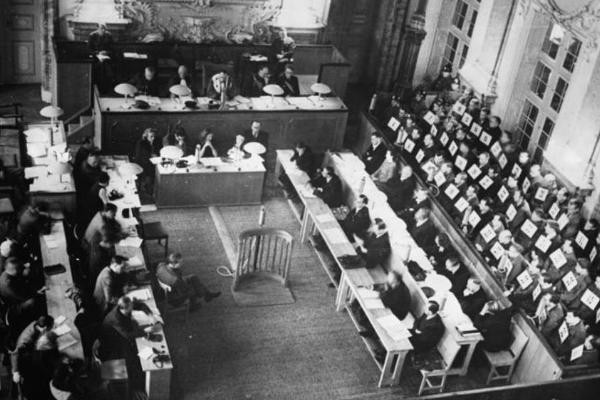 Historische Aufnahme: Gerichtssaal während der Eröffnung der Verhandlung zu einem Kriegsverbrecherprozess 1946